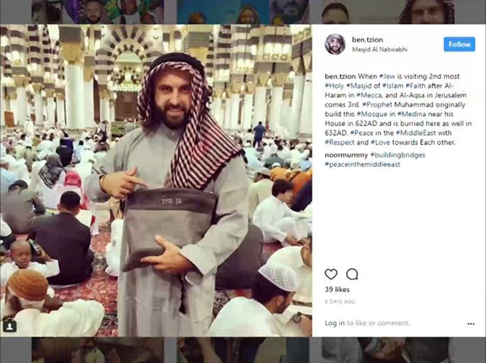 أثارت صور نشرها مدون إسرائيلي يدعى "بين تزيون" داخل الحرم النبوي في المدينة المنورة موجة استهجان واستغراب على منصات التواصل