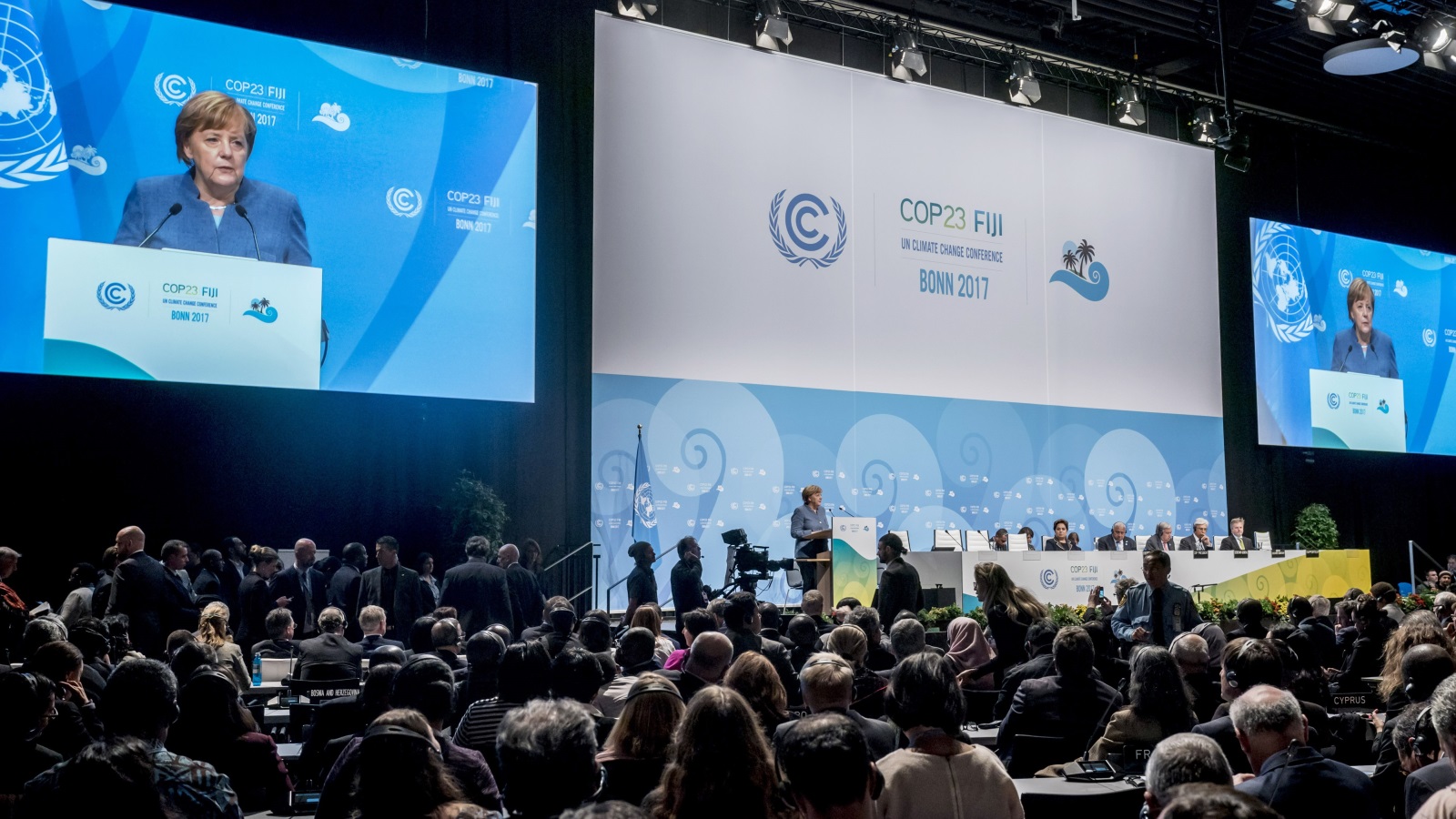 أنجيلا ميركل تتحدث أمام مؤتمر الأمم المتحدة لتغير المناخ في بون الذي انتهى في 17 نوفمبر/تشرين الثاني الجاري (غيتي)