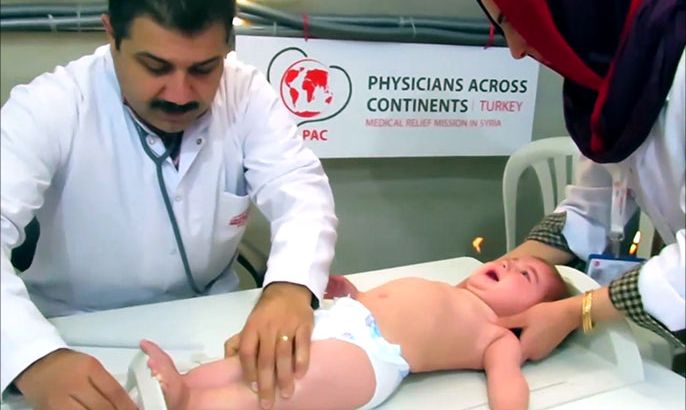 زمام المبادرة- أطباء سوريون ينزحون مع اللاجئين لخدمتهم بالمهجر