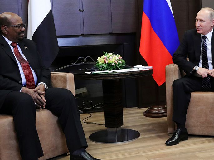 epa06345563 Russian President Vladimir Putin (R) speaks with Sudanese President Omar Hassan al-Bashir (L) during their meeting in the Black sea resort of Sochi, Russia, 23 November 2017. The Sudanese President is on a working visit in Russia. EPA-EFE/MICHAEL KLIMENTYEV / SPUTNIK / K / POOL MANDATORY CREDIT