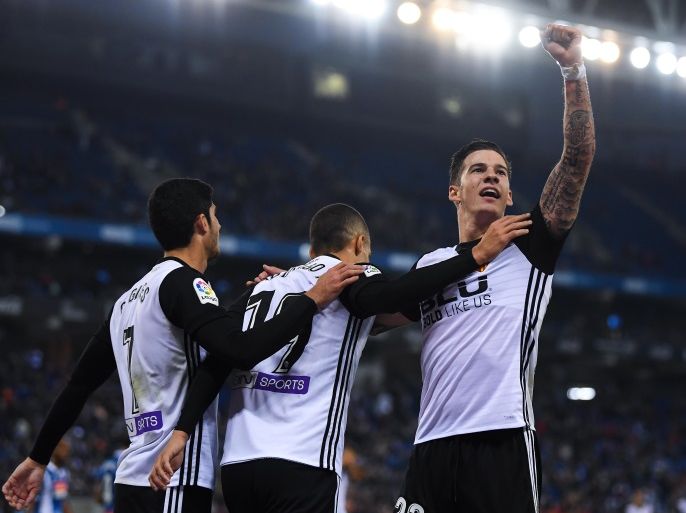 BARCELONA, SPAIN - NOVEMBER 19: Santi Mina (R) of Valencia CF celebrates with his team mates after scoring his team's second goal during the La Liga match between Espanyol and Valencia at Cornella - El Prat stadium on November 19, 2017 in Barcelona, Spain. (Photo by David Ramos/Getty Images)