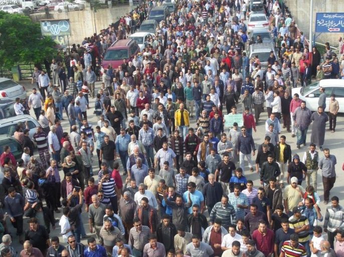 صورة نشرها المجلس المحلي لمدينة درنة لحشد من السكان خلال تشييع ضحايا الغارات الجوية التي استهدفت منطقتي الفتايح والأردام