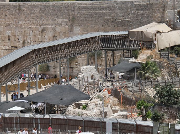 جانب من الحفريات التي تنفذها سلطات الاحتلال في منطقة الجدار الغربي للمسجد الأقصى المبارك (الجزيرة نت