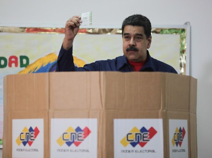epa06382117 A handout photo made available by Miraflores shows Venezuelan President Nicolas Maduro, as he casts his vote, during the municipal elections in Caracas, Venezuela, 10 December 2017