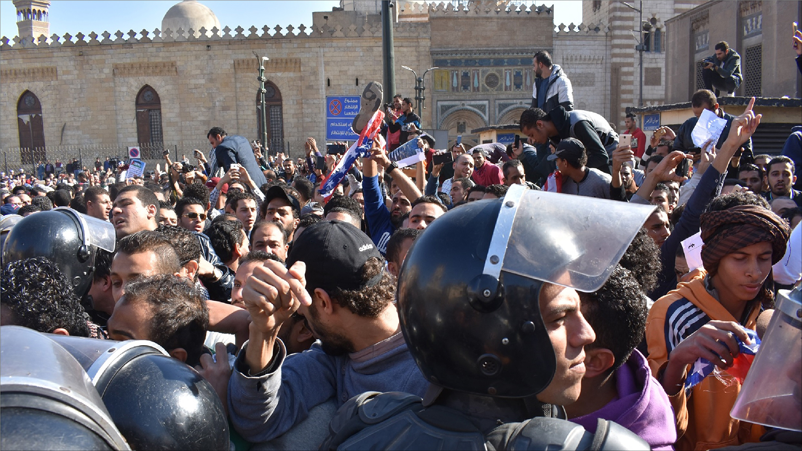 مظاهرات التضامن مع القدس خرجت تحت رقابة شديدة من الأمن المصري (الجزيرة نت)