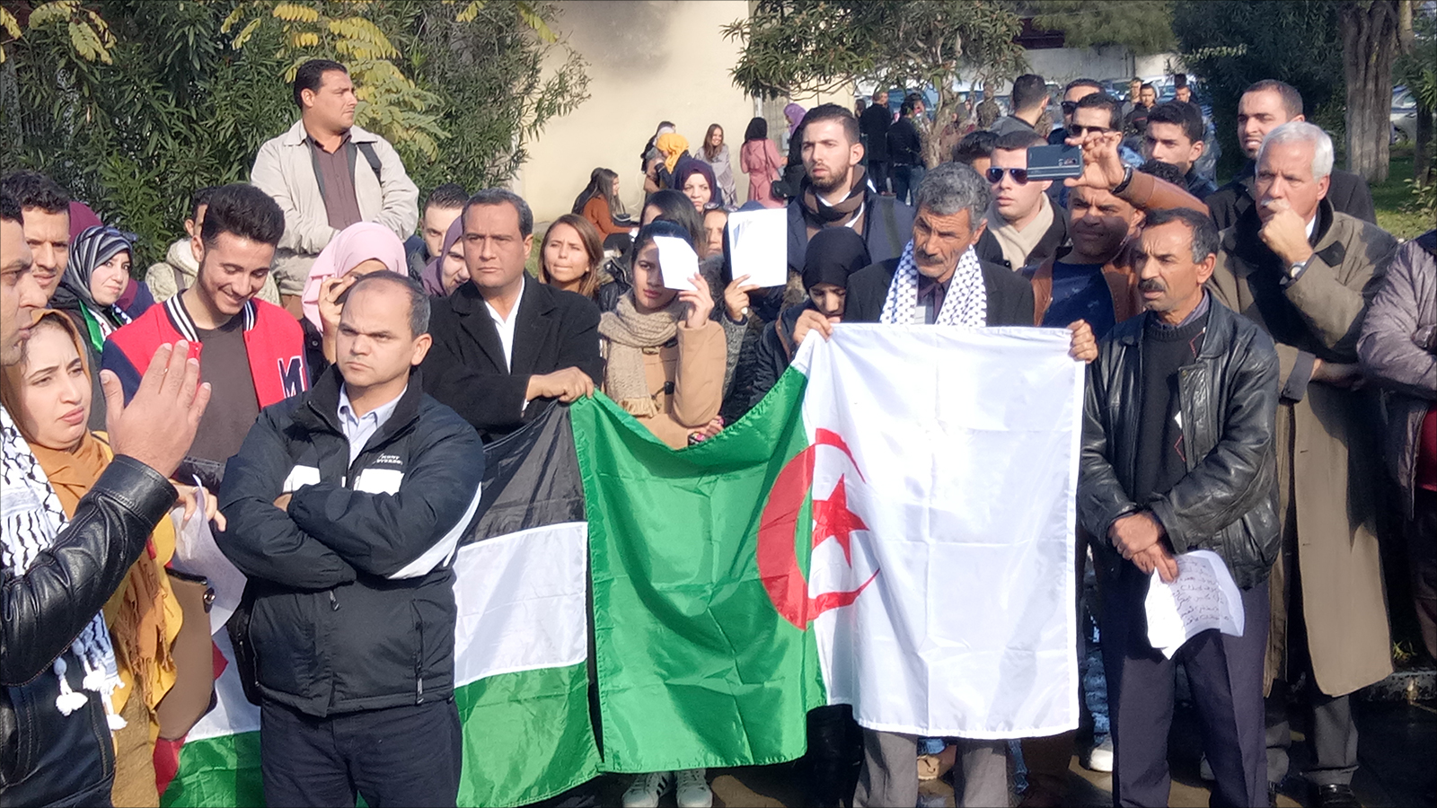 طلاب وأساتذة كلية العلوم السياسية بالجزائر وجهوا التحية للمقاومة الفلسطينية 