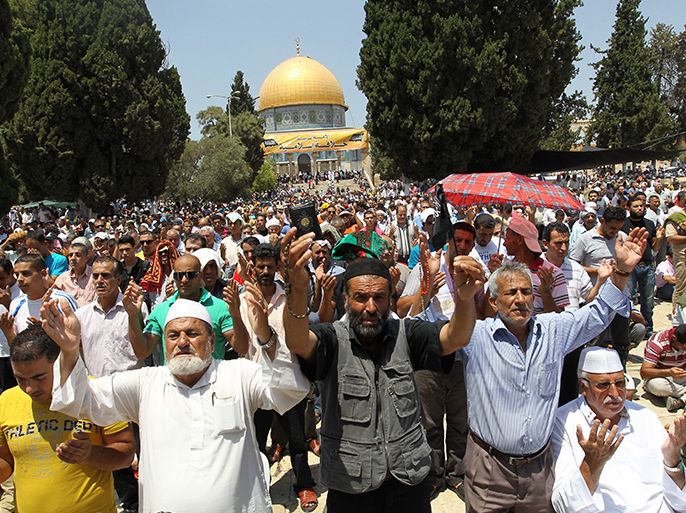 epa03337708 Palestinian worshipers pray outside the Dome of the Rock at the al-Aqsa mosque compound in Jerusalem during the third Friday prayers of the Muslim holy month of Ramadan on 03 August 2012. Muslims fasting in the month of Ramadan must abstain from food, drink and sex from dawn until sunset EPA/ALAA BADARNEH