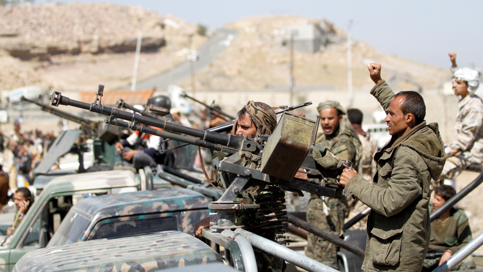 ‪‬ حوثيون بصنعاء في طريقهم إلى الجبهات لقتال القوات الحكومية منتصف الشهر الماضي(رويترز)