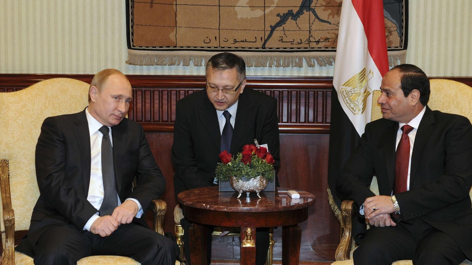 الرئيس بوتين (يسار) خلال لقائه مع نظيره المصري عبد الفتاح السيسي (يمين) في القاهرة (رويترز)
