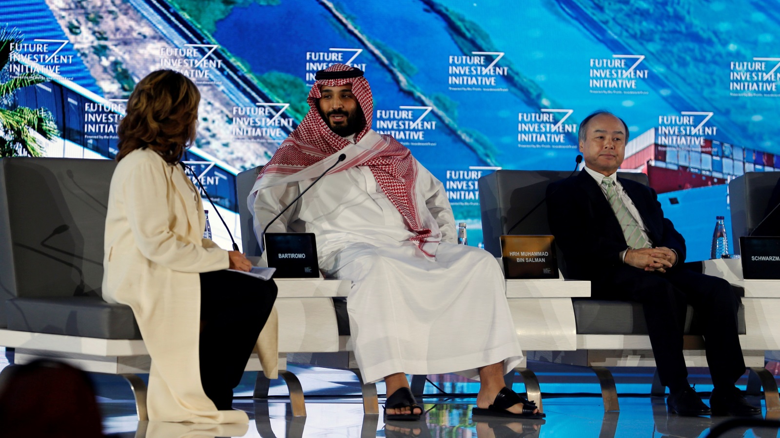 ولي العهد السعودي يحضر مؤتمر مبادرة استثمار المستقبل بالرياض يوم 24  أكتوبر/تشرين الأول 2017 (رويترز)