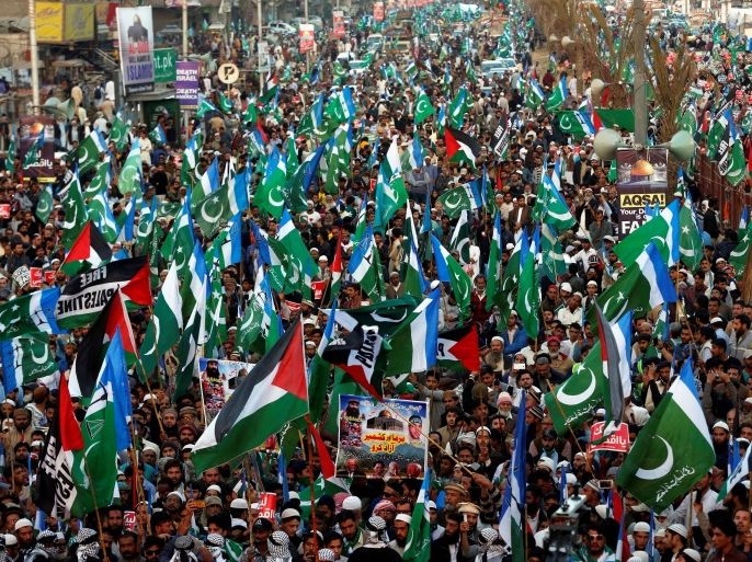 Supporters of religious and political party Jamaat-e-Islami (JI) hold Palestinian and Pakistan's flags as they attend a rally against U.S. President Donald Trump's decision to recognize Jerusalem as the capital of Israel, in Karachi, Pakistan December 17, 2017. REUTERS/Akhtar Soomro