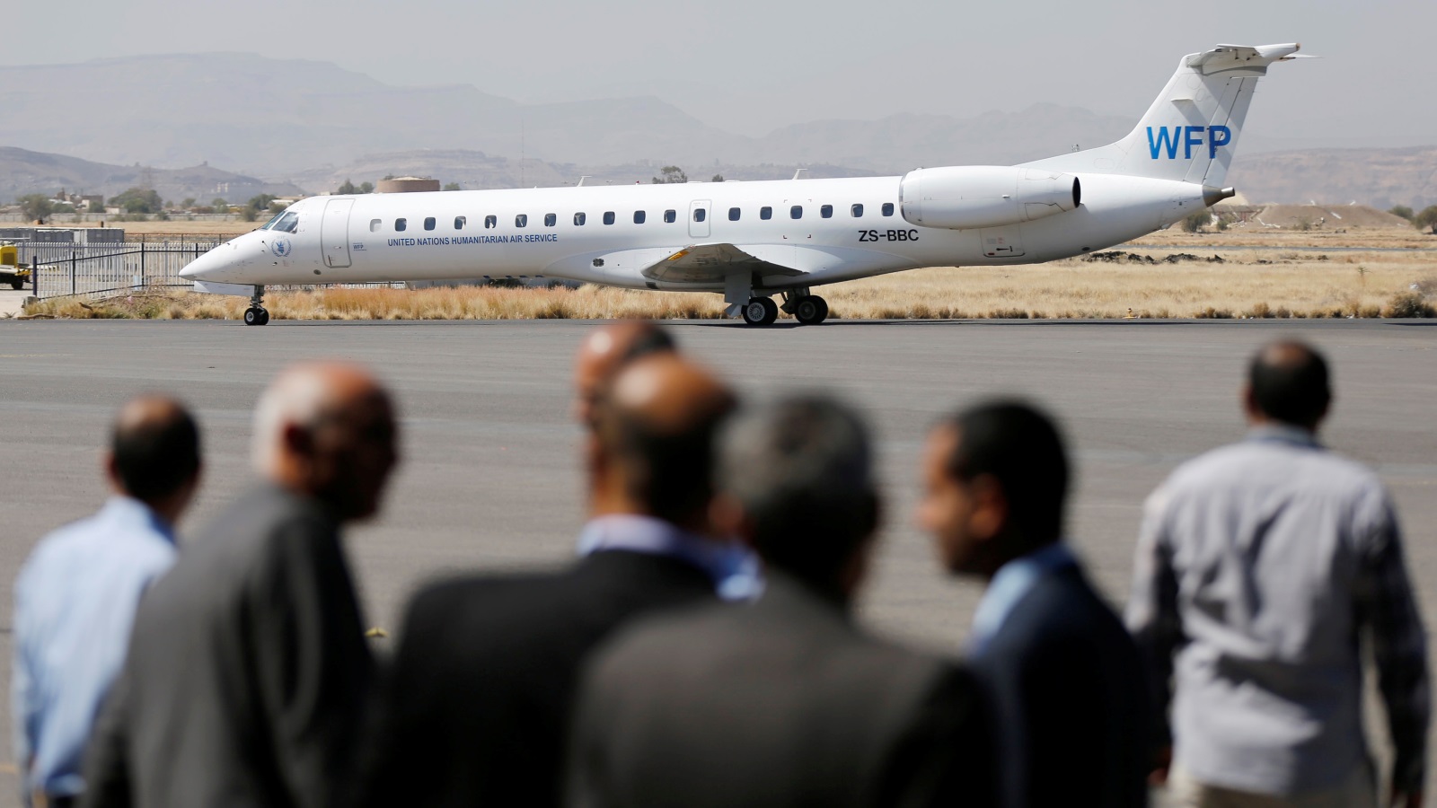 ‪مسؤولون بالسلطة الخاضعة للحوثيين ينتظرون نزول مسؤول أممي من طائرة هبطت بمطار صنعاء‬ مسؤولون بالسلطة الخاضعة للحوثيين ينتظرون نزول مسؤول أممي من طائرة هبطت بمطار صنعاء (رويترز)