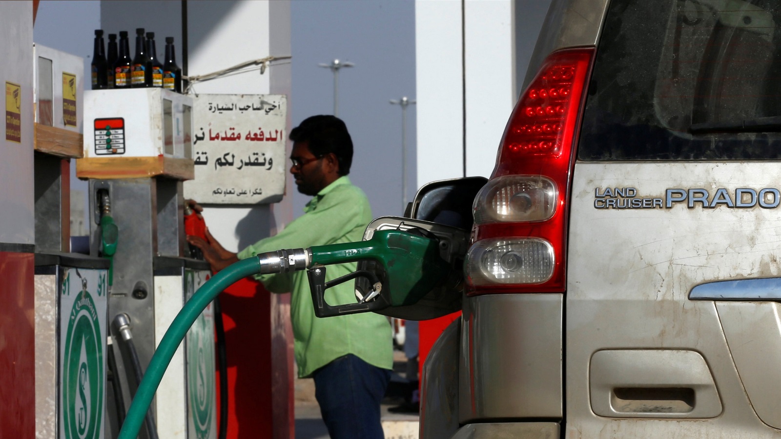 ‪وزارة الطاقة السعودية قالت إنها ستعلن في الربع الأول من العام المقبل عن زيادات في أسعار البنزين‬ وزارة الطاقة السعودية قالت إنها ستعلن في الربع الأول من العام المقبل عن زيادات في أسعار البنزين (رويترز-أرشيف)