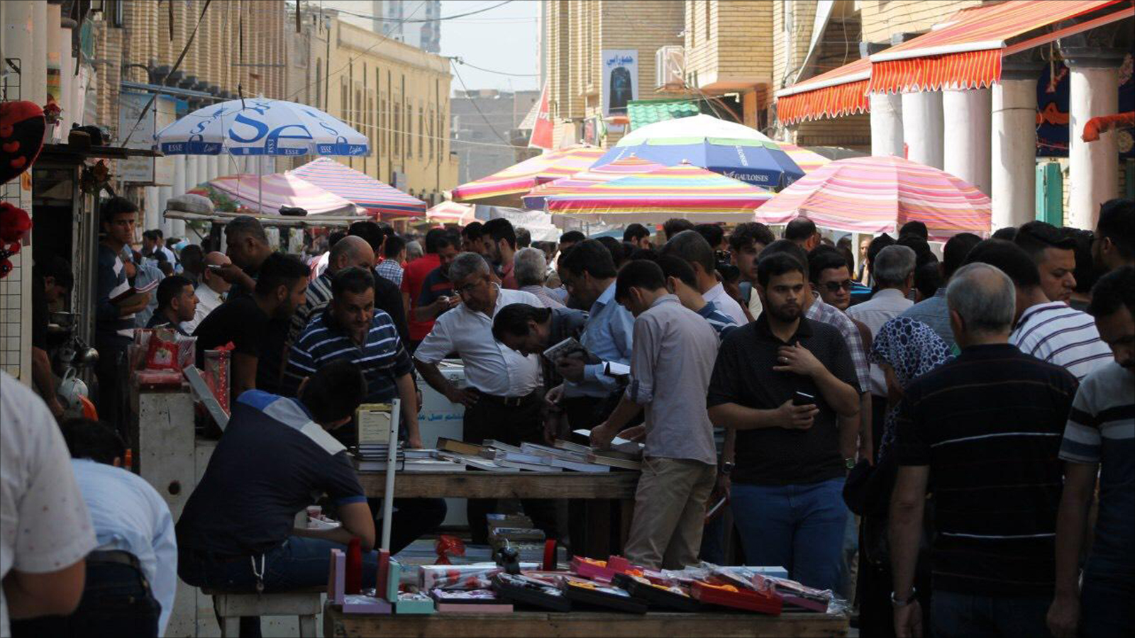 شارع المتنبي وسط بغداد يعد المركز الرئيسي لبيع الكتاب في العراق (الجزيرة نت)