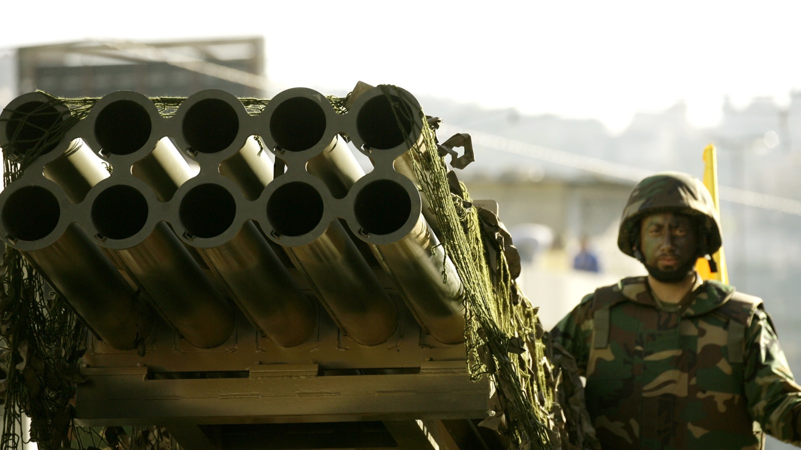 ‪(غيتي)‬ صواريخ أثناء عرض عسكري لحزب الله اللبناني في بلدة النبطية في لبنان آخر 2014