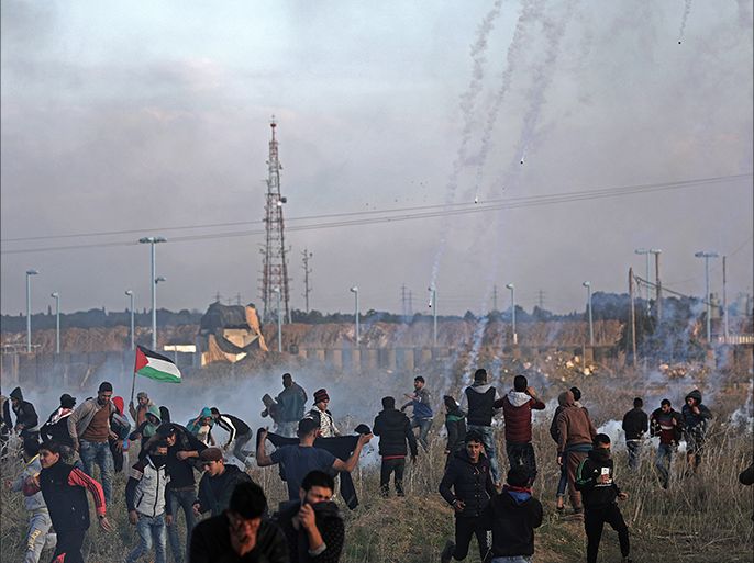 epa06392536 Palestinian protesters take cover from Israeli tear-gas during clashes with Israeli soldiers amidst a protest organized to show opposition to the US President's decision to recognize Jerusalem as the capital of Israel, in the east of Gaza City, 15 December 2017. US president Donald J. Trump on 06 December announced he is recognising Jerusalem as the Israel capital and will relocate the US embassy from Tel Aviv to Jerusalem. Two Palestinian supporters were killed during the clashes in the east of Gaza Strip. EPA-EFE/MOHAMMED SABER