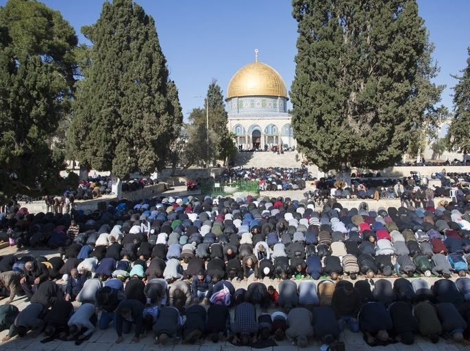 epa06376931 Palestinians attend the Friday prayer at Al-Aqsa Mosque compound, 08 December 2017. Palestinians announced general strike and a rage day to protest against US President Donald J. Trump declaration recognizing Jerusalem as the capital of the Israel. EPA-EFE/FAIZ ABU RMELEH