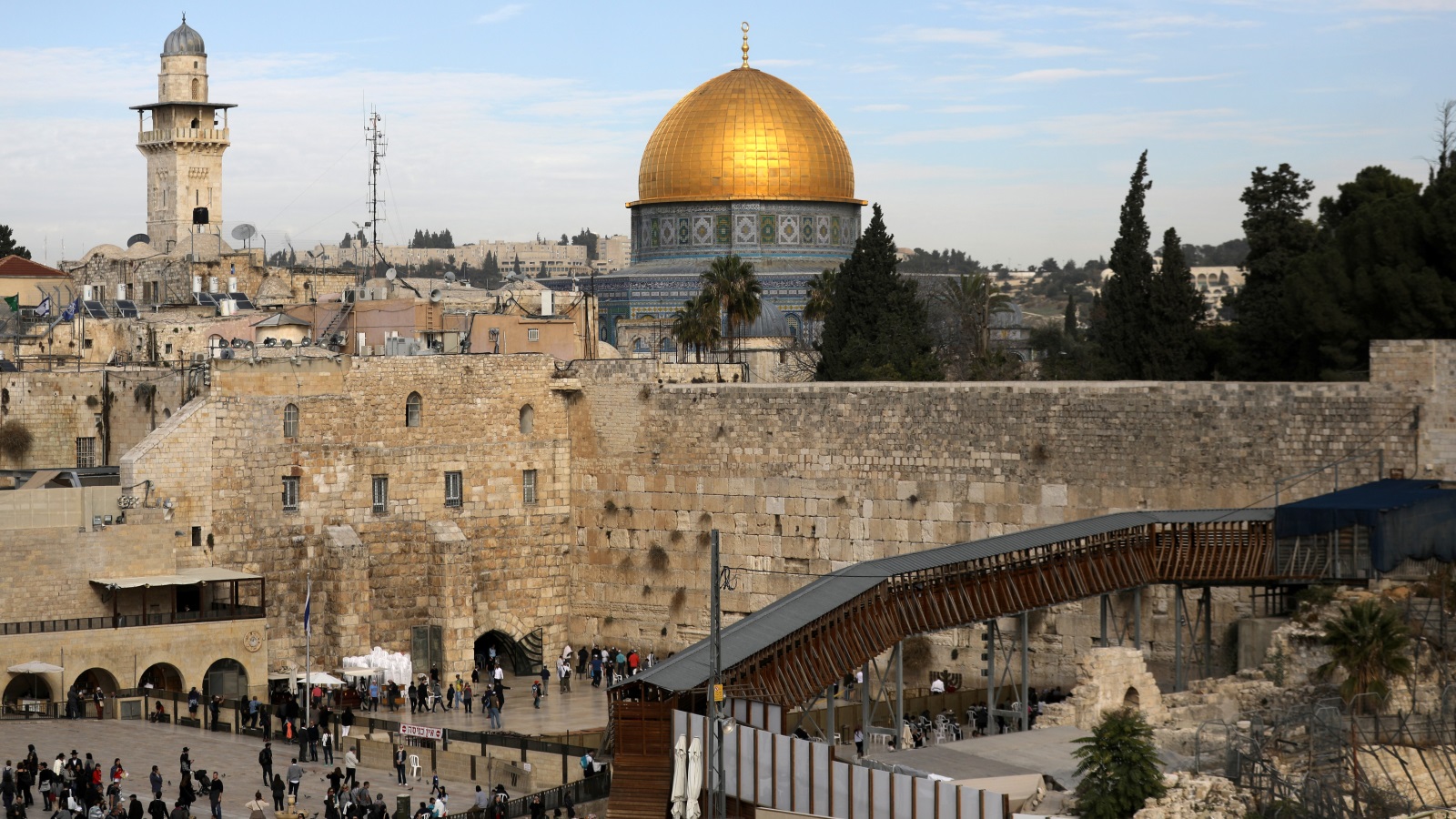 ‪اليهود يصلون وراء حائط البراق وهو جزء لا يتجزأ من المسجد الأقصى‬ (رويترز)