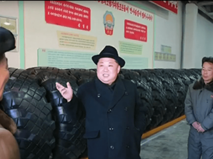 نشرت وسائل إعلام كورية شمالية صورا قالت إنها للزعيم الكوري كيم جونغ أون يتفقد إحدى المنشآت الخاصة بصناعة مركبات صواريخ عابرة للقارات