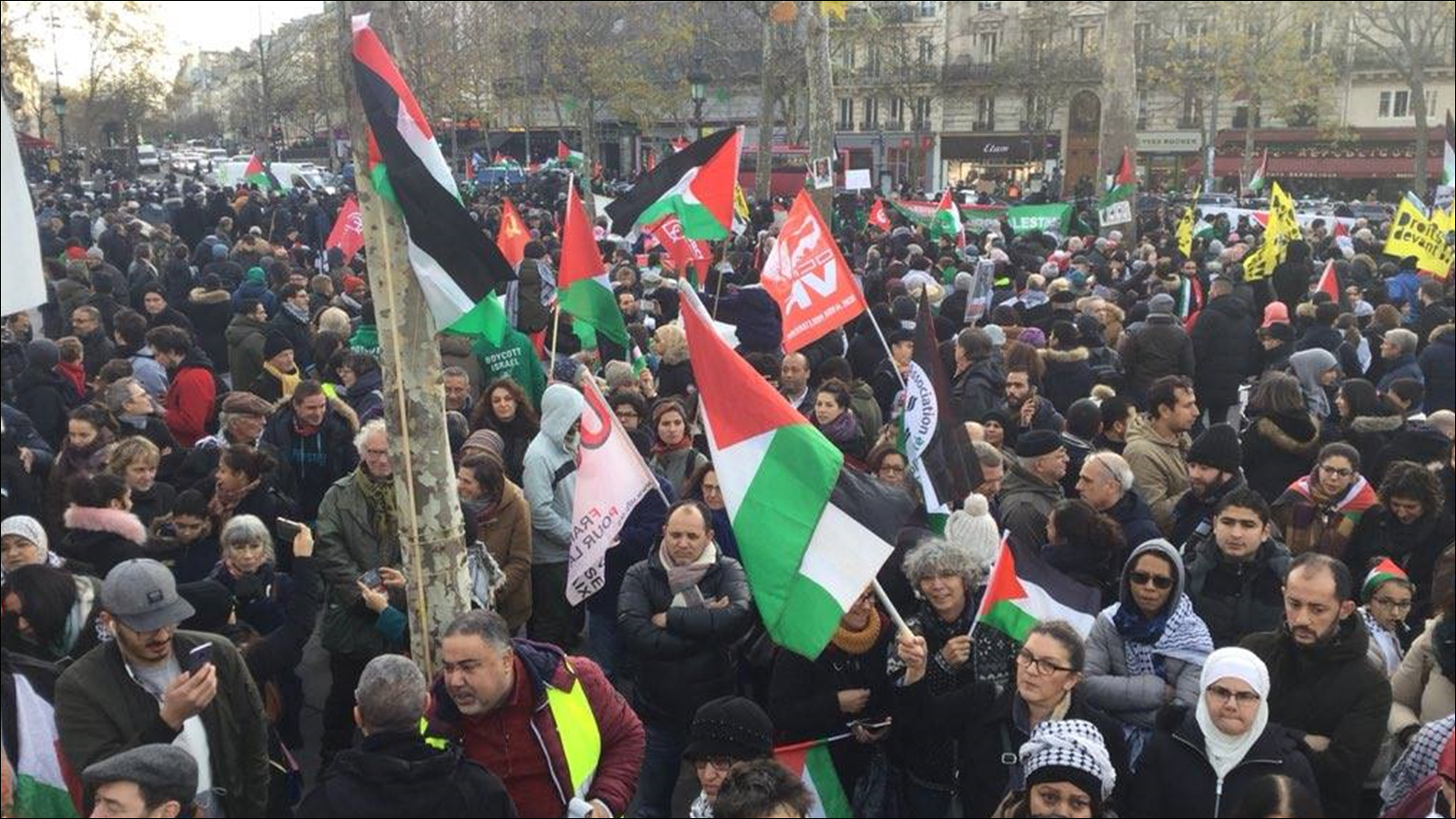 مظاهرة حاشدة في باريس رافضة لإعلان ترمب بشأن القدس ولزيارة نتنياهو لفرنسا (الجزيرة)
