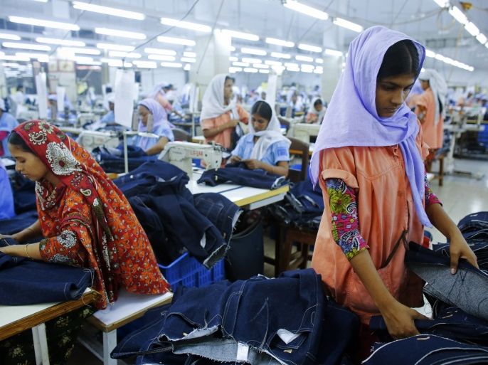 مصانع الملابس الجاهزة الأجنبية انتشرت في بنغلاديش ووفرت فرص عمل كبيرة للمواطنين - رويترز