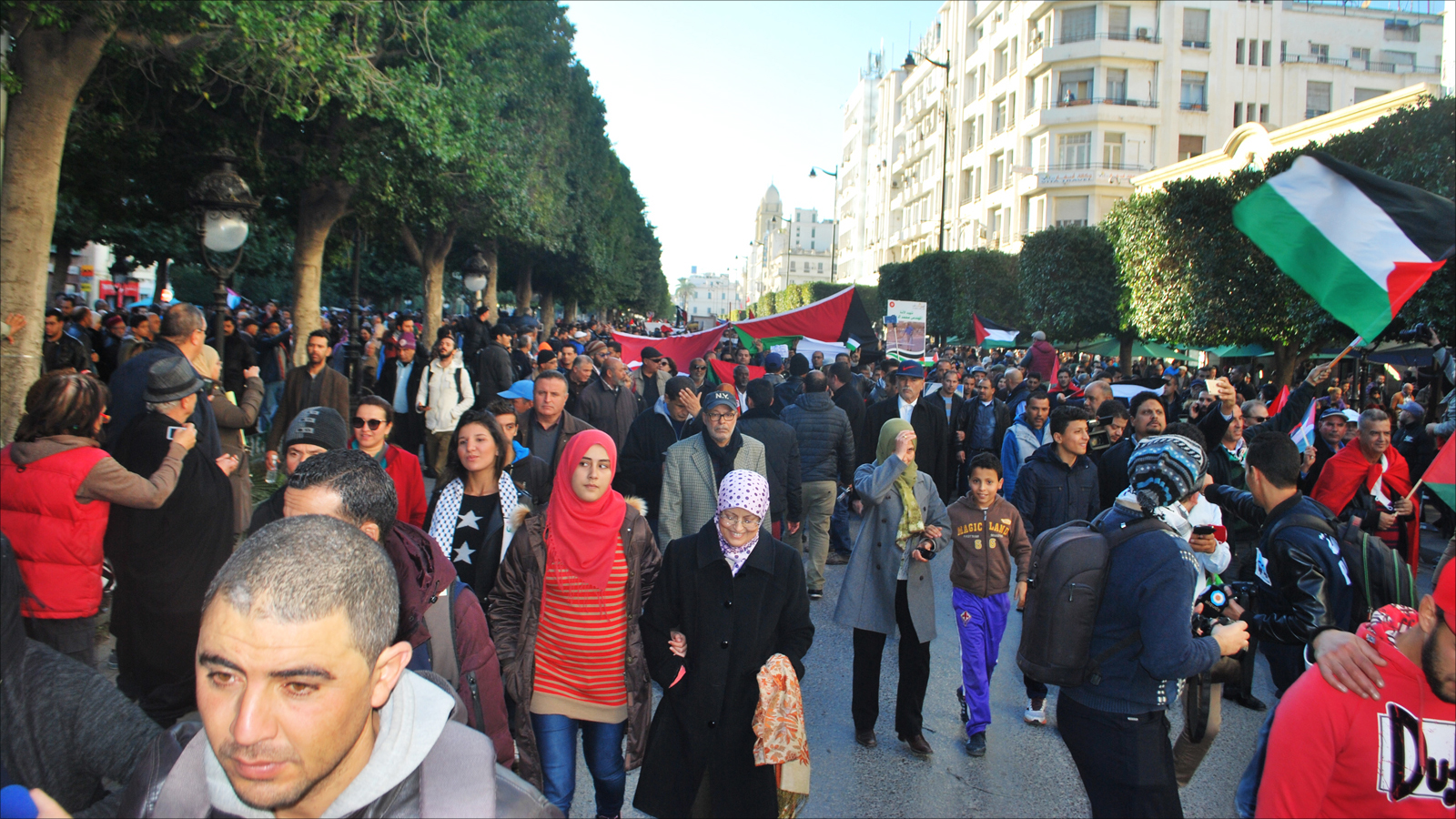 ‪جانب من المسيرة الغاضبة بالعاصمة التونسية‬ (الجزيرة)