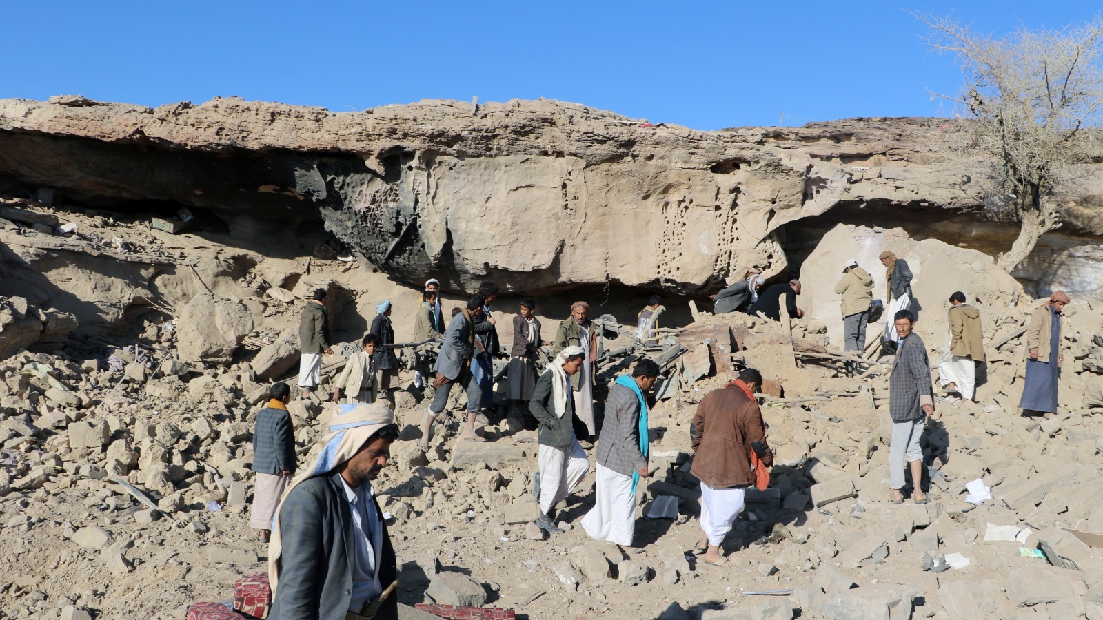 ‪دمار خلفه قصف جوي على موقع قرب مدينة صعدة شمالي غربي اليمن أوائل الشهر الجاري‬ (رويترز)