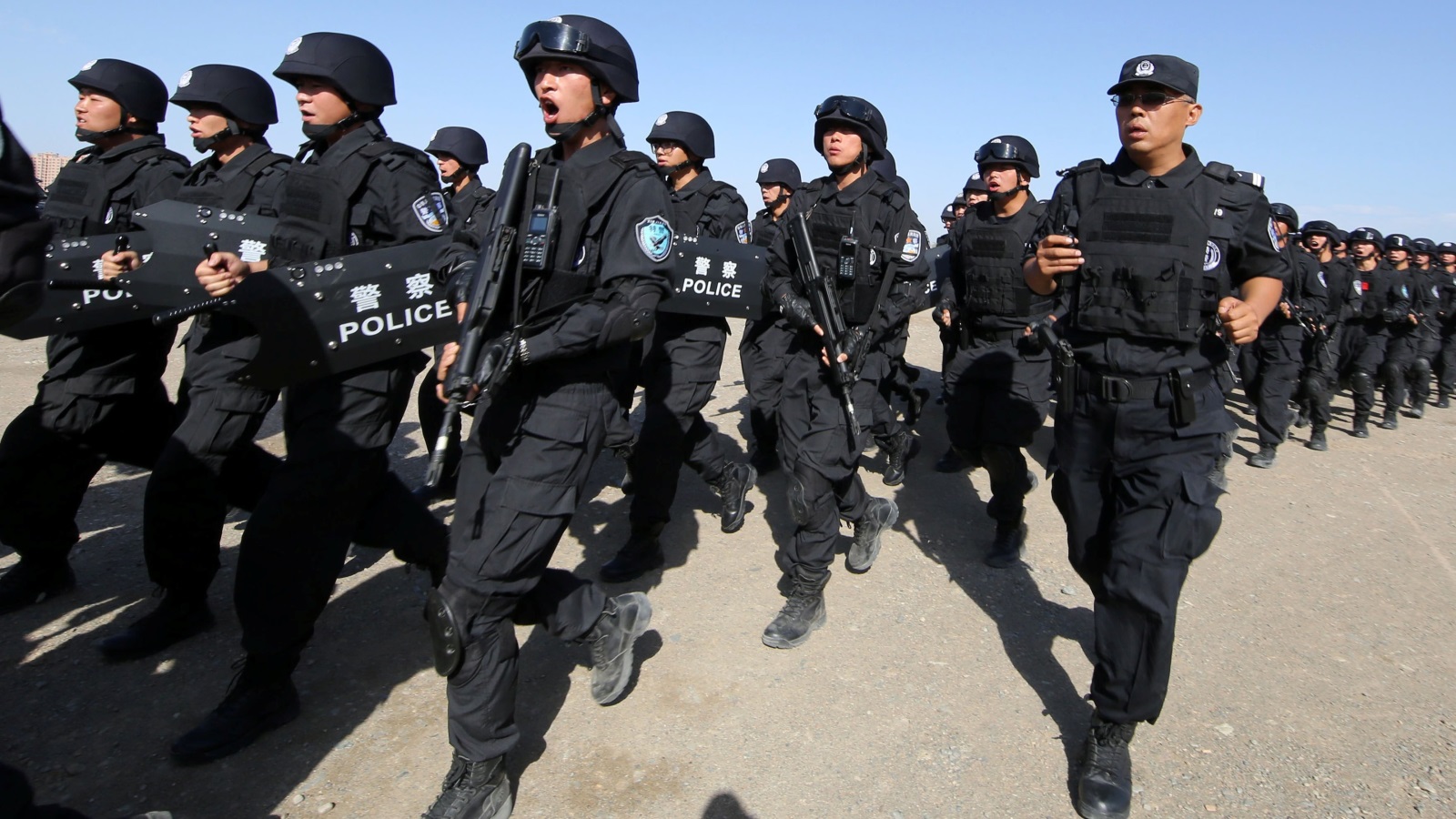 ‪الشرطة الصينية تكثف انتشارها في إقليم شنغيانغ‬  الشرطة الصينية تكثف انتشارها في إقليم شنغيانغ (رويترز)