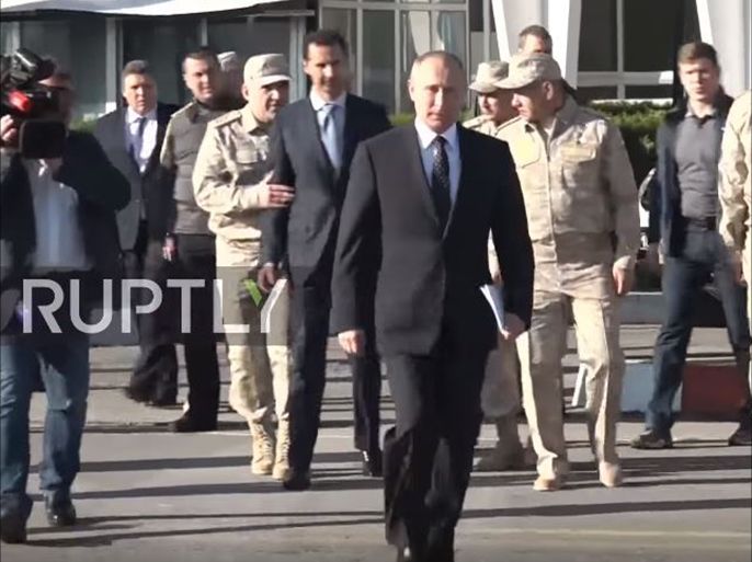ضابط روسي يمنع الأسد من اللحاق ببوتين