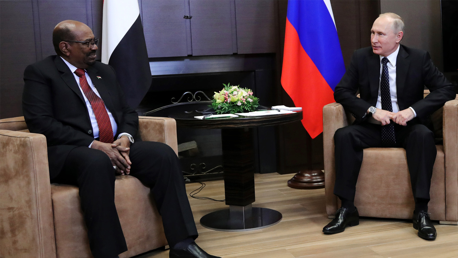 الرئيس السوداني عمر البشير (يمين) نظيره الروسي في موسكو وأكد أهمية دور روسيا في المنطقة (الأوروبية)