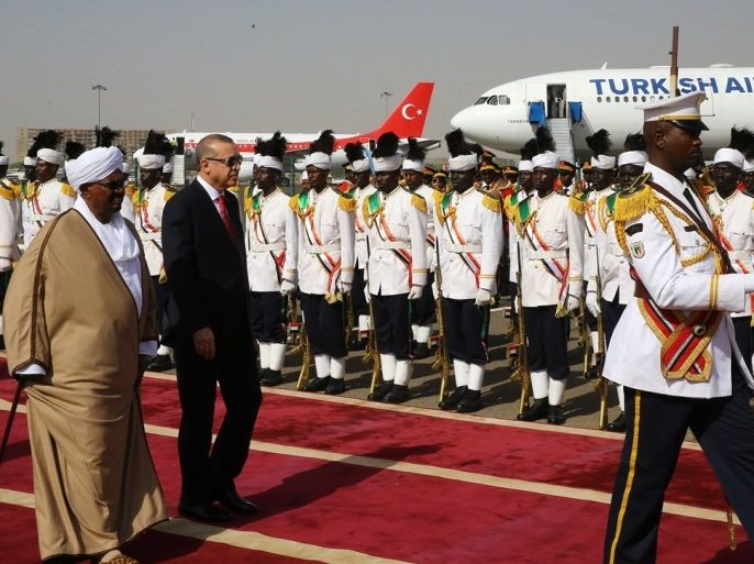 أقام الرئيس السوداني عمر البشير مراسم استقبالٍ رسمية لنظيره التركي رجب طيب أردوغان، وهو أول رئيس تركي يزور السودان منذ استقلاله في 1956