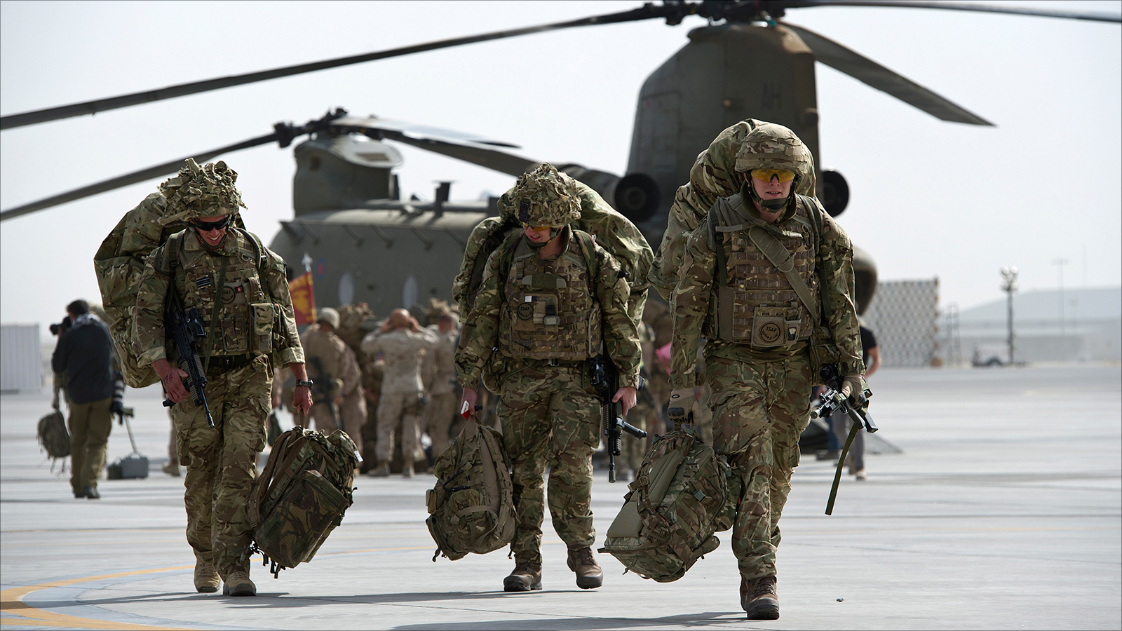 جنود بريطانيون يصلون إلى قاعدة قندهار في أفغانستان نهاية أكتوبر/تشرين الأول 2014(الأوروبية)