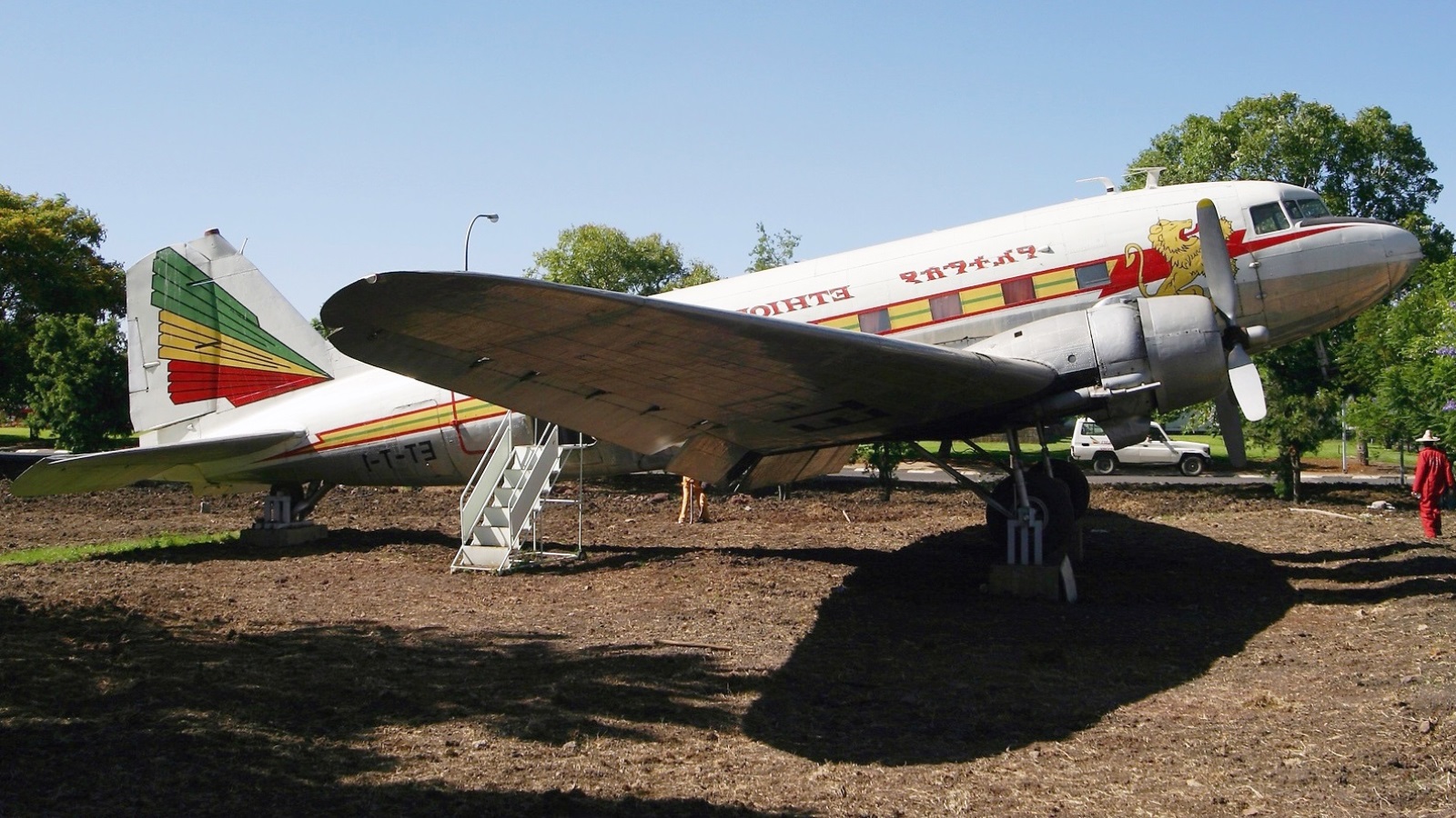 دوغلاس سي-47،أول طائرة حصلت عليها الخطوط الإثيوبية، رابضة في المتحف الشركة المفتوح للزيارة (الجزيرة)