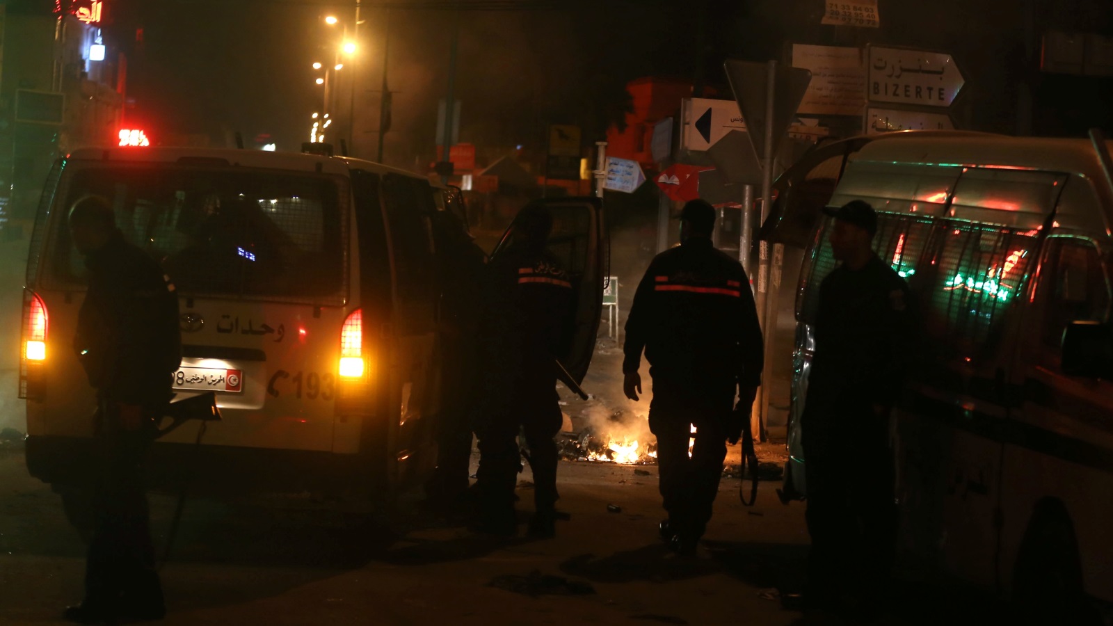 ‪(رويترز)‬ الشرطة التونسية أثناء مواجهات مع محتجين الليلة الماضية