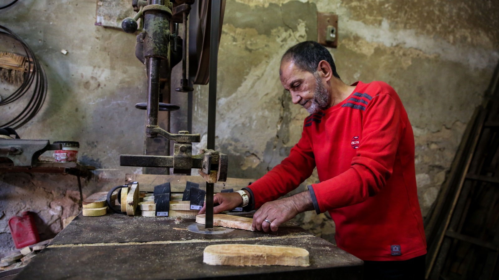 الصانع المصري الستيني نور عبد القادر واحد من قلائل ما زالوا يصنعون القبقاب في مصر (الأناضول)