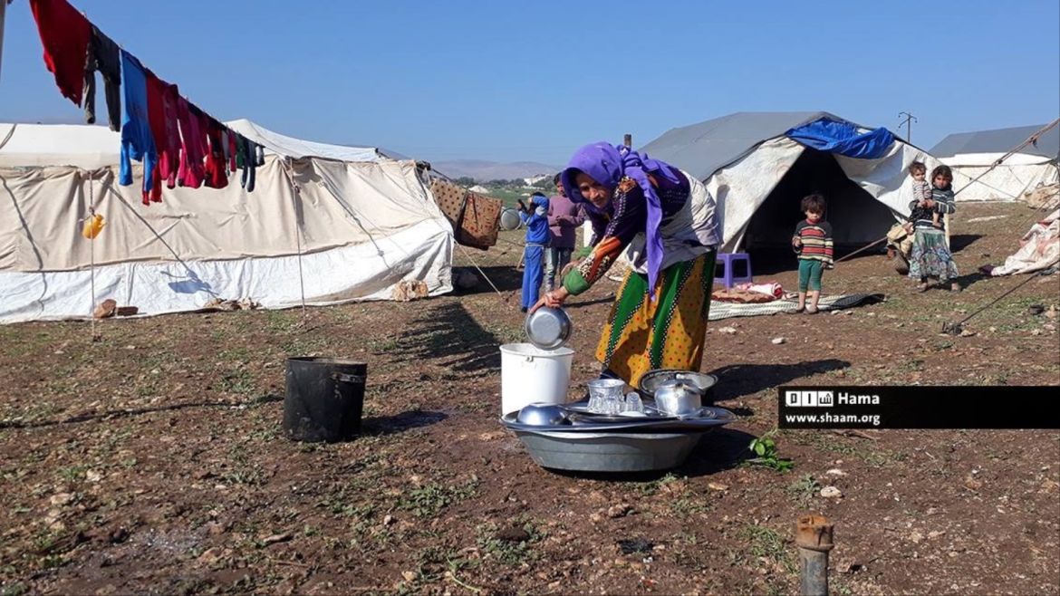 لاجئون في مخيم عشوائي بريف حماة (ناشطون)