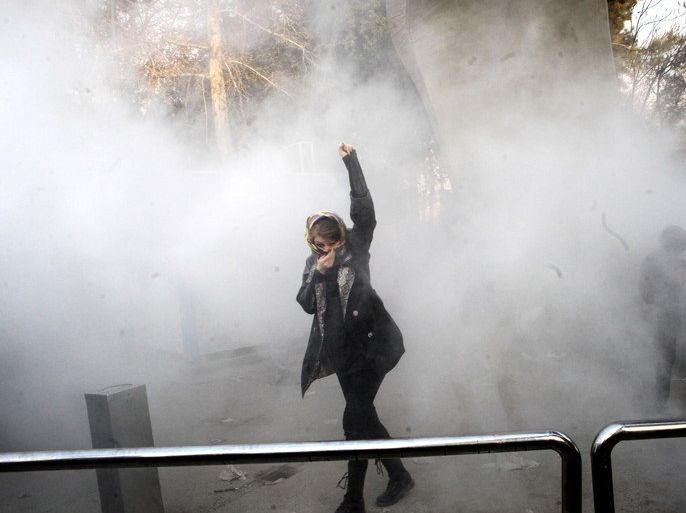 epa06410380 Iranian students clash with riot police during an anti-government protest around the University of Tehran, Iran, 30 December 2017. Media reported that illegal protest against the government is going on in most of the cities in Iran. Protests were held in at least nine cities, including Tehran, against the economic and foreign policy of President Hassan Rouhani's government. EPA-EFE/STR