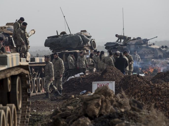 epa06463946 Turkish soldiers prepare their tanks before crossing the Syrian-Turkish border, at the Hassa district on the Turkish-Syrian border in Hatay, Turkey, 22 January 2018.