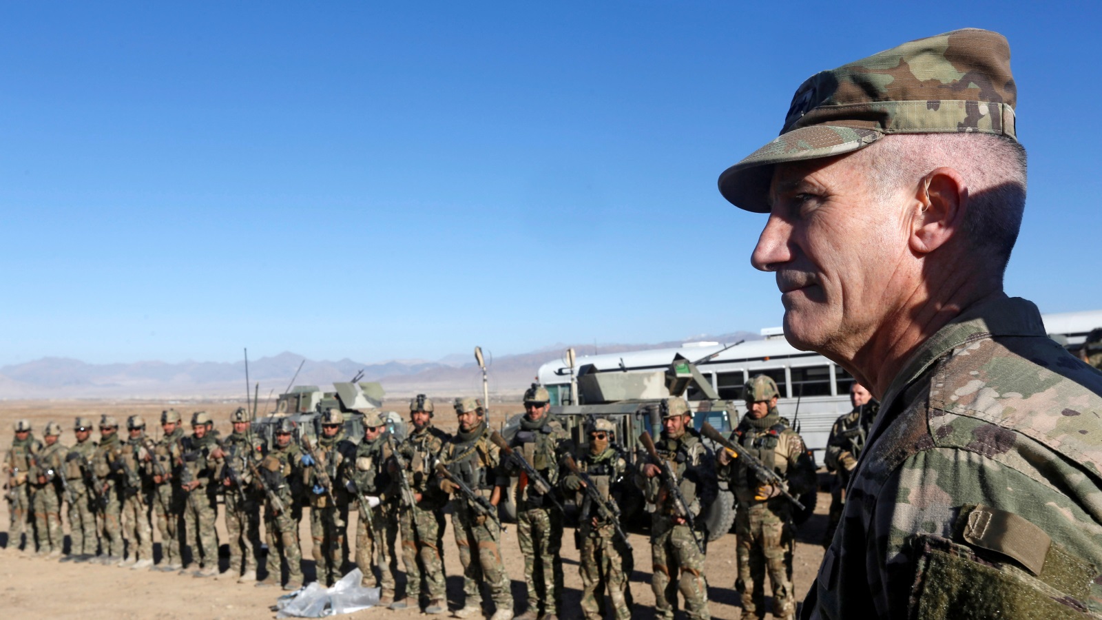 الجنرال نيكلسون مع بعض قواته في محافظة لوغار بأفغانستان وسط تحذيرات من انهيار أمني شامل (رويترز)
