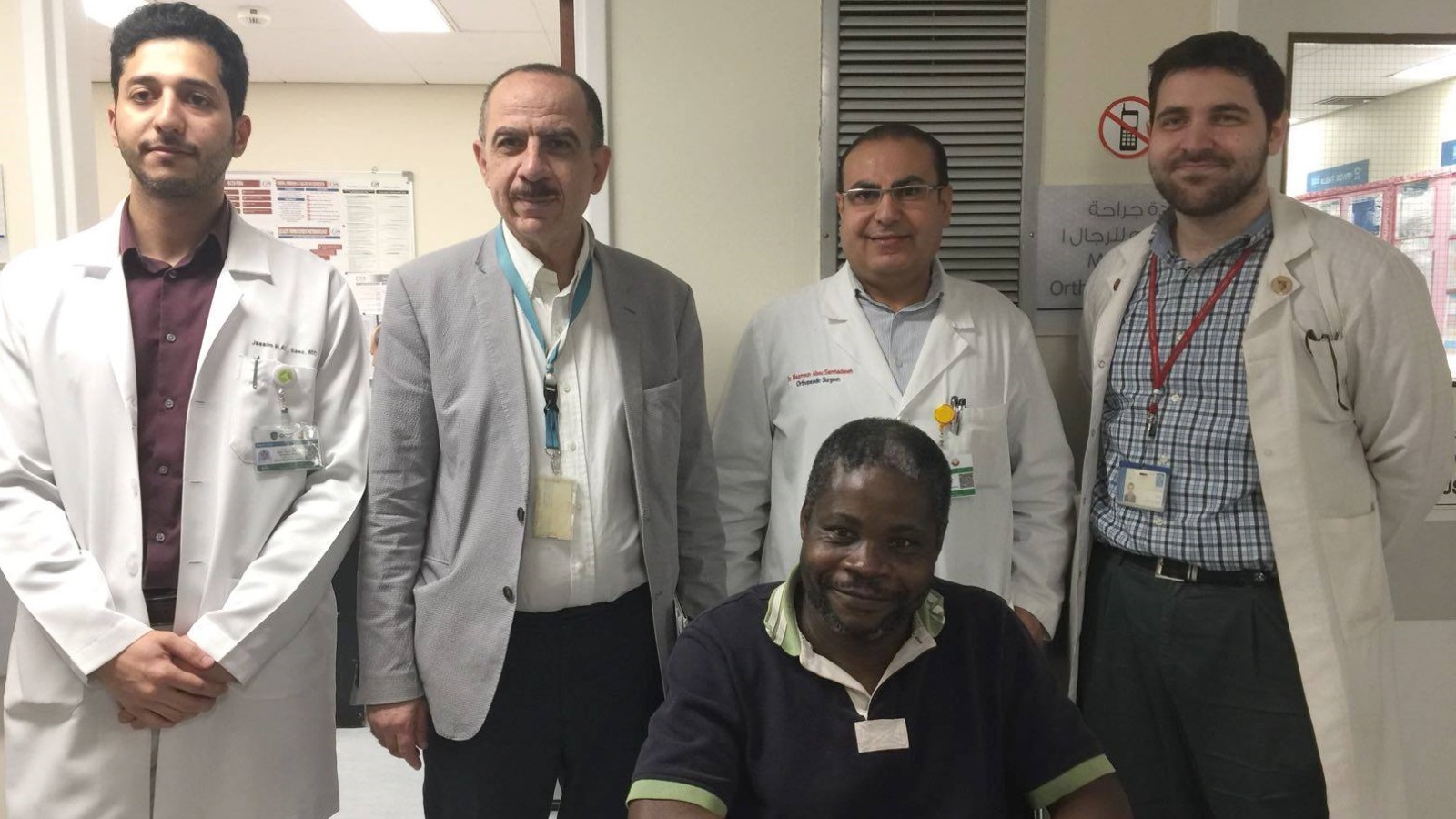 ‪المريض بارثيليمي أوندوبو مع بعض أعضاء الفريق المعالج‬ (مؤسسة حمد الطبية)