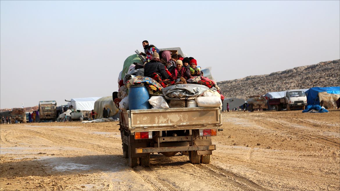 epa06421109 Internally displaced family arrive at the Kalbeed makeshift camp, near Bab al-Hawa crossing by the Syrian-Turkish border, 06 January 2018. Hundreds of families fled the fighting between government and opposition forces around Idlib.  EPA-EFE/ZEIN ALRIFAII