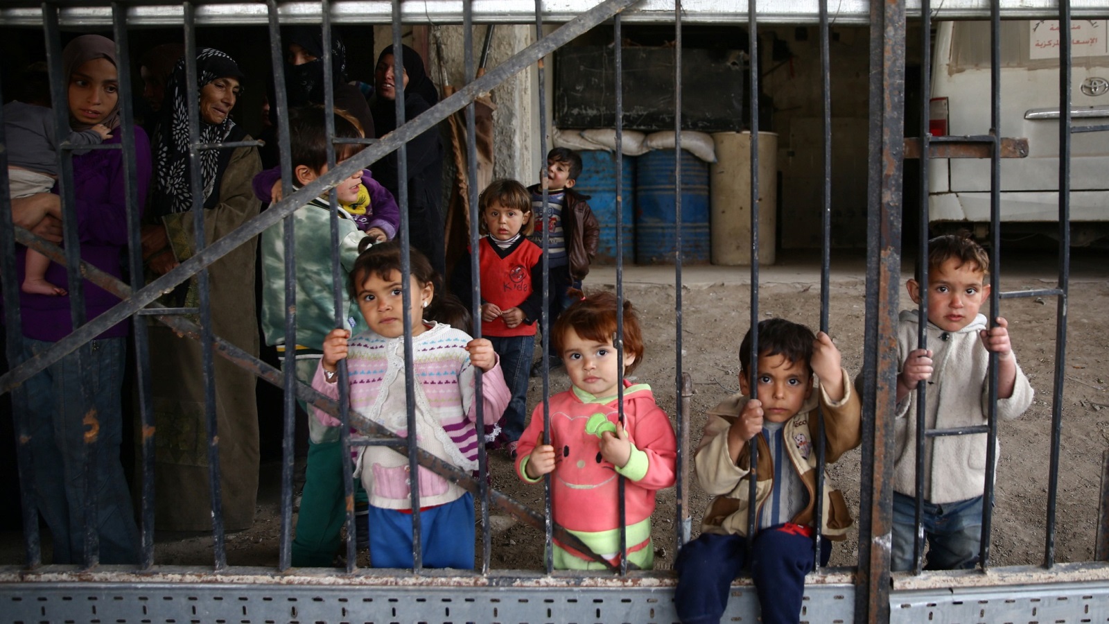 ‪لا تختلف معاناة الأطفال عن الكبار في غوطة الشرقية‬ (رويترز)