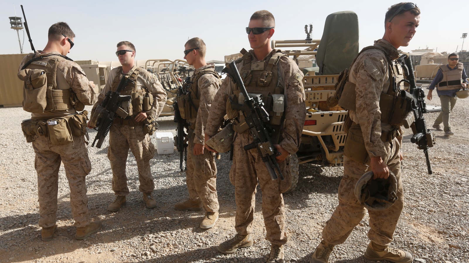 جنود أميركيون يستعدون للتوجه للتدريب مع الجيش الأفغاني في ولاية هلنمد بأفغانستان أوائل يوليو/تموز 2017 (رويترز)