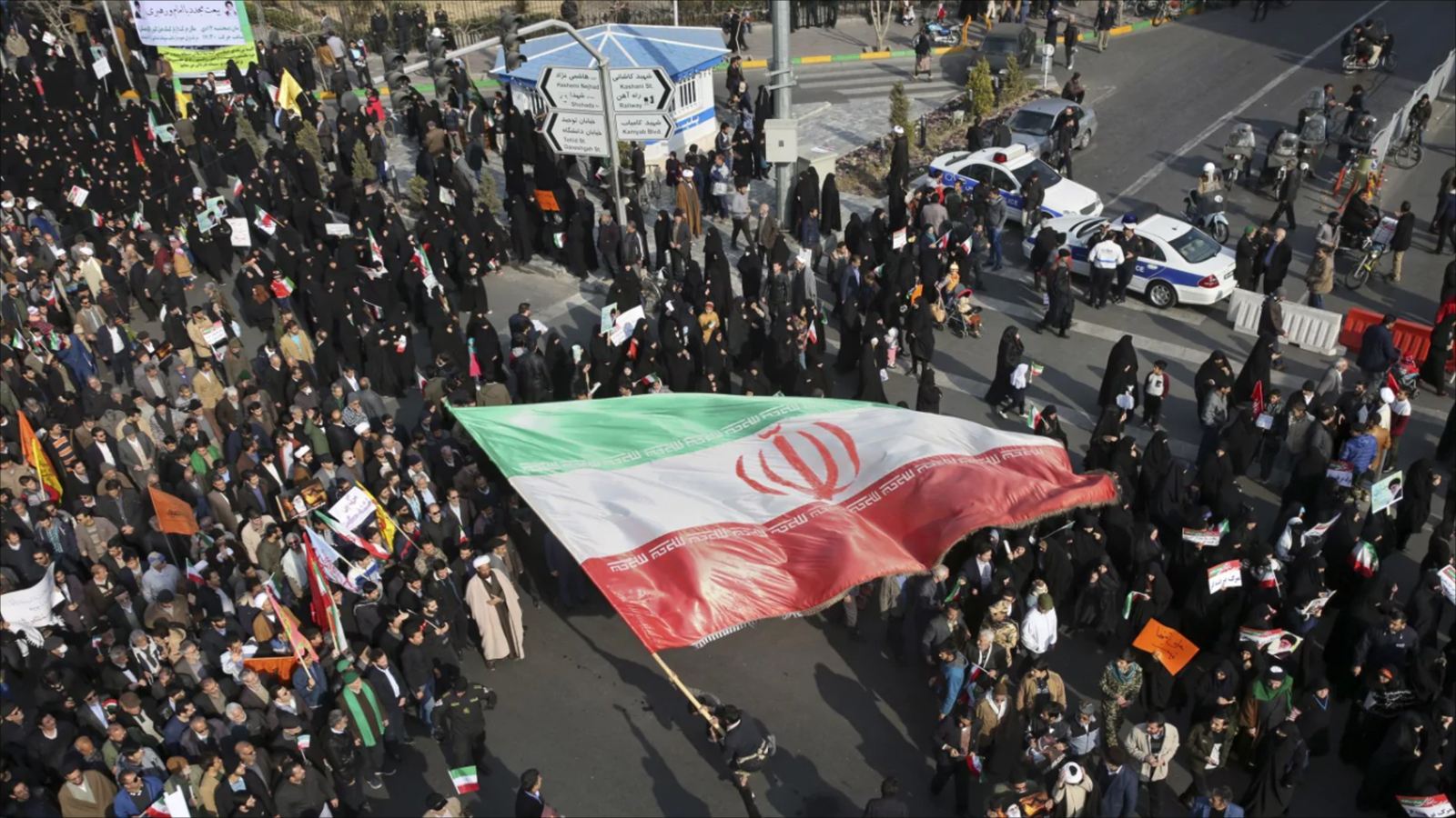 إيران تشهد مظاهرات مناهضة وأخرى مؤيدة منذ أيام (الصحافة الأميركية)