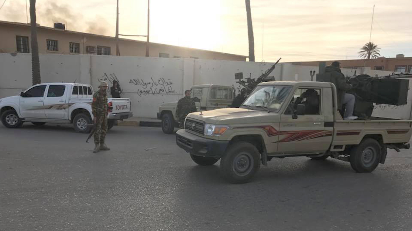 جانب من الاشتباكات في محيط مطار معيتيقة الدولي (الجزيرة)