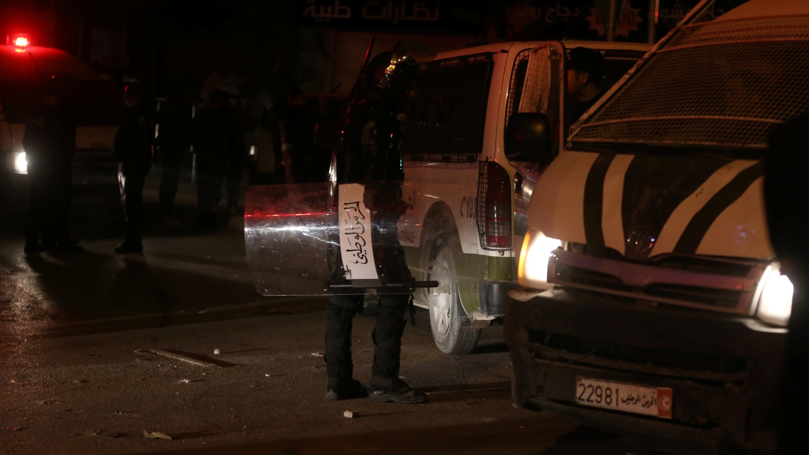 ‪(رويترز)‬ قوات للشرطة التونسية أوقفت 44 شخصا على خلفية الاحتجاجات
