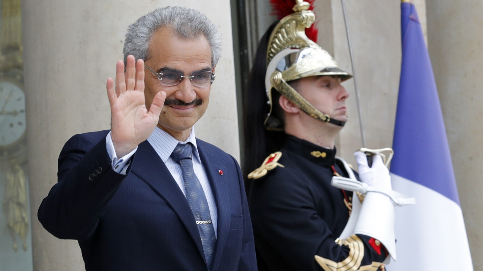 الملياردير السعودي الأمير الوليد بن طلال يصل إلى قصر الإليزيه للقاء الرئيس الفرنسي في 2016 (رويترز)