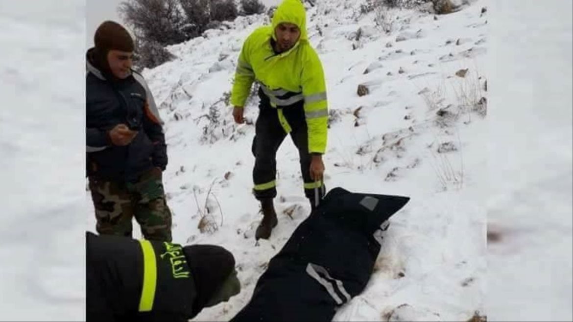 الدفاع المدني اللبناني ينتشل جثث لاجئين سوريين ماتوا من البرد أثناء نزوحهم إلى لبنان