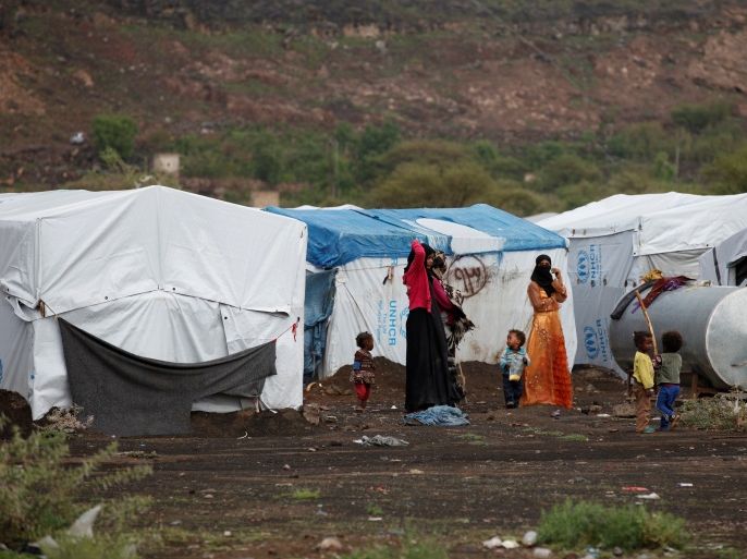 Women stand at a camp for internally displaced people near Sanaa, Yemen, August 15, 2016. REUTERS/Khaled Abdullah
