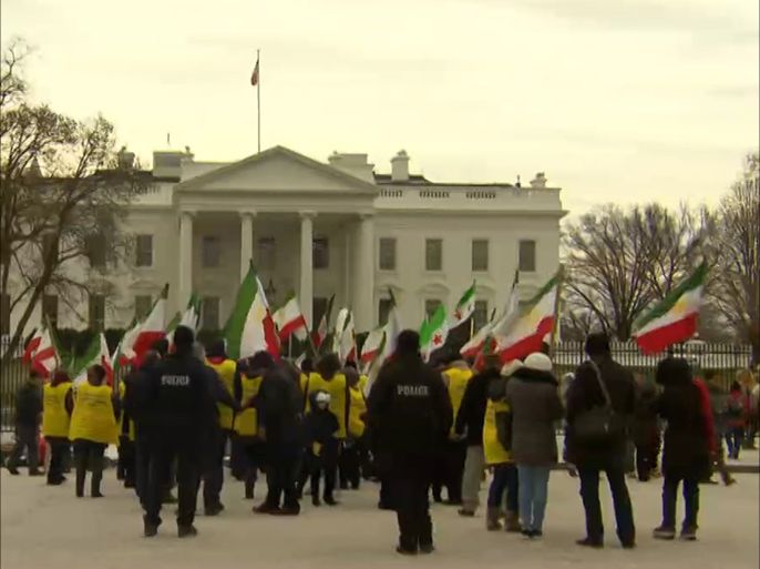 في واشنطن تظاهر عشرات من أفراد الجالية الإيرانية أمام البيت الأبيض دعما لما سمّوْها انتفاضة الشعب الإيراني. من جهته، قال الرئيس الأمريكي دونالد ترمب إن واشنطن تتابع مظاهرات إيران عن كثب.